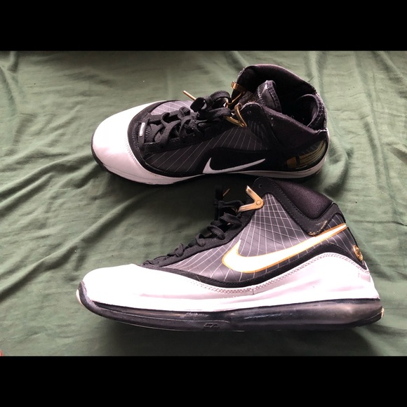 LeBron 7 (black & gold) (rare) - Picture 1 of 3